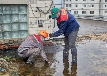 Бригады «Харьковводоканала» чистят водостоки и просят жителей не засорять их мусором