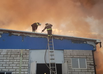 Дергачевский район: спасатели ликвидировали пожар на предприятии по производству резиновых изделий