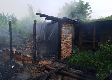 Дергачевский район: спасатели спасли две хозяйственные постройки от огня