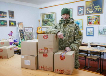 Дітям захисників на Харківщині передали 800 пакунків солодощів Дітям захисників на Харківщині передали 800 пакунків солодощів