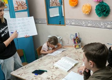 Для детей продолжают проводить уроки в харьковском метро