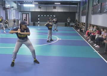 Для харьковских школьников провели мастер-класс по бейсболу 