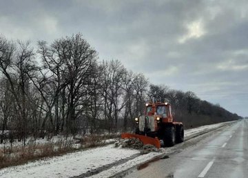 Дороги Харьковщины расчищают 147 рабочих и 104 единицы специальной техники Дороги Харьковщины расчищают 147 рабочих и 104 единицы специальной техники
