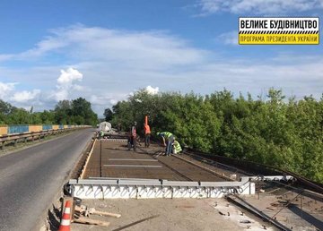 Дорожники бетонируют плиту на мосту через Северский Донец