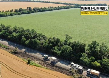 Дорожники начали ремонт трассы Золочев – Максимовка общей протяженностью 33,4 км Дорожники начали ремонт трассы Золочев – Максимовка общей протяженностью 33,4 км