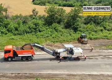 Дорожники ремонтируют 25 км пути Изюм – Барвенково Дорожники ремонтируют 25 км пути Изюм – Барвенково