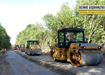 Дорожники уложили 3,8 км выравнивающего слоя асфальтобетона на дороге Пересечное - Березовское Дорожники уложили 3,8 км выравнивающего слоя асфальтобетона на дороге Пересечное - Березовское