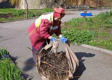 Дворники ликвидируют последствия обстрелов и выполняют сезонные работы