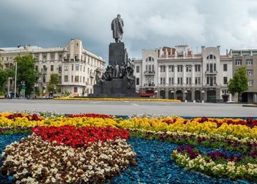 В Харькове высадили более тысячи деревьев и миллион цветов В Харькове высадили более тысячи деревьев и миллион цветов
