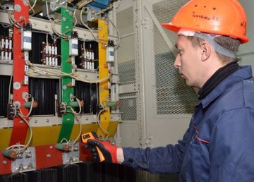 Электротехники метрополитена ремонтируют оборудование тяговых подстанций