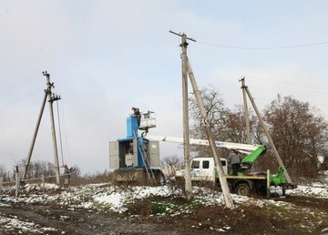 Енергетики повністю відновили електропостачання в Молодовій