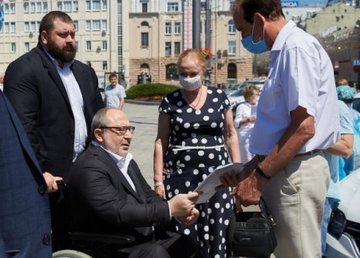 Геннадий Кернес передал медикам новые автомобили для забора анализов на COVID-19