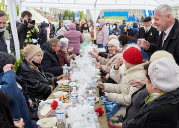 Фронтовые песни и «полевая каша» - ветераны празднуют День победы  Фронтовые песни и «полевая каша» - ветераны празднуют День победы