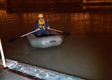 г. Харьков: спасатели достали из реки Лопань мужчину г. Харьков: спасатели достали из реки Лопань мужчину