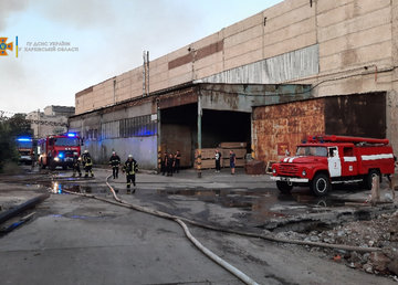 г. Харьков: спасатели локализовали пожар в частном складском здании с древесиной, сейчас идет его ликвидация