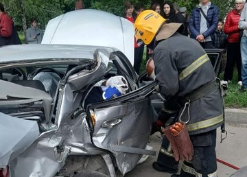 г. Харьков: спасатели оказали помощь пострадавшему в ДТП мужчине г. Харьков: спасатели оказали помощь пострадавшему в ДТП мужчине