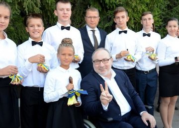 Геннадий Кернес поздравляет учащихся с новым учебным годом