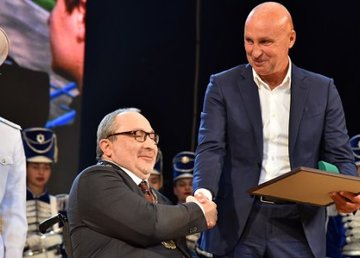 Геннадий Кернес вручил нагрудные знаки новым почетным гражданам города Геннадий Кернес вручил нагрудные знаки новым почетным гражданам города