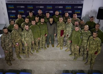 Глава держави нагородив військовослужбовців, які відзначилися під час боїв на Харківщині