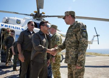 Глава государства посетил остров Змеиный и проверил готовность военных к его обороне