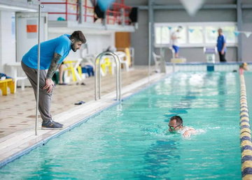 «Головне – не здаватися»: історія ветерана, який після поранення знову навчився жити, плавати й підкорювати вершини