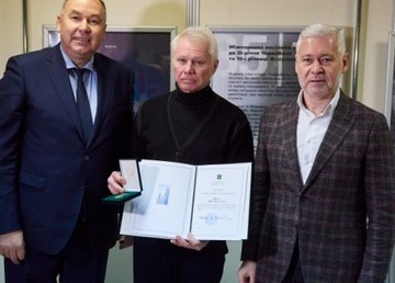 Городской голова вручил награды чернобыльцам Городской голова вручил награды чернобыльцам