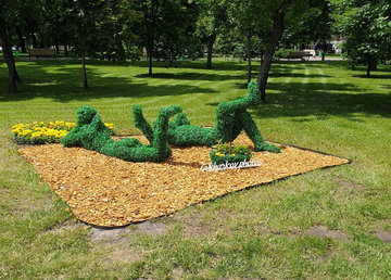 Харьков продолжают украшать цветочными фигурами Харьков продолжают украшать цветочными фигурами