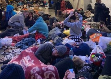 Харьковчан, которые укрываются в метро, стараются обеспечить необходимым 