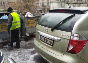 Харьковчан просят правильно парковать автомобили возле мусорных контейнеров Харьковчан просят правильно парковать автомобили возле мусорных контейнеров