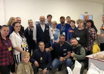 Харьковчане получают гуманитарную помощь в клубах по месту жительства 