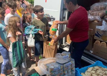 Харьковчане продолжают получать гуманитарную помощь Харьковчане продолжают получать гуманитарную помощь