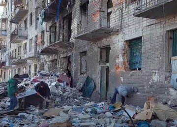 Харьковчане вместе с коммунальщиками ликвидируют последствия вражеских обстрелов