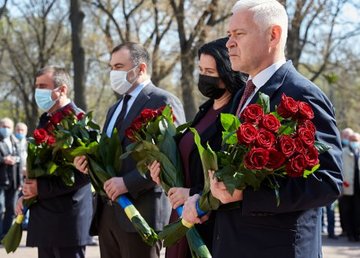 Харьковчане возложили цветы к памятнику жертвам Чернобыльской катастрофы