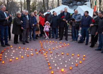 Харьковчане зажгли свечи в память о ликвидаторах Чернобыльской катастрофы Харьковчане зажгли свечи в память о ликвидаторах Чернобыльской катастрофы