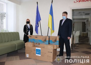 Харьковская милиция получила оргтехнику и тактическое снаряжение от КМЕС