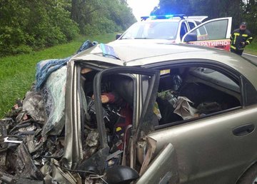 Харьковская область: спасатели достали тела погибших людей из искореженного в результате ДТП автомобиля Харьковская область: спасатели достали тела погибших людей из искореженного в результате ДТП автомобиля