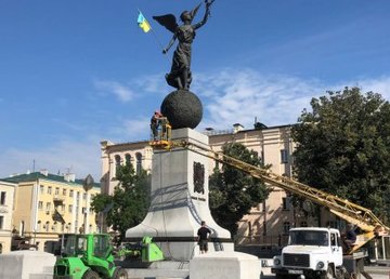 Харьковские коммунальщики очищают памятники ко Дню города Харьковские коммунальщики очищают памятники ко Дню города