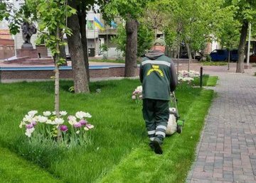 Харьковские коммунальщики продолжают благоустраивать город 