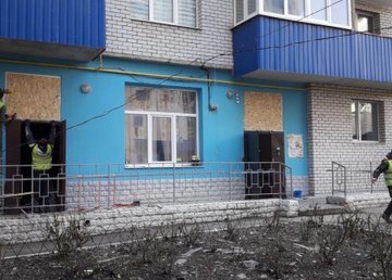 Харьковские коммунальщики восстанавливают разрушенные окна и кровли  Харьковские коммунальщики восстанавливают разрушенные окна и кровли