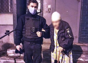 Харьковские патрульные помогли бабушке, которая заблудилась, вернуться домой Харьковские патрульные помогли бабушке, которая заблудилась, вернуться домой