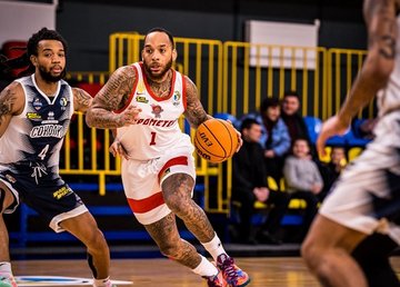 "Харьковские Соколы" не смогли одолеть лидера Суперлиги