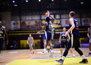 «Харьковские Соколы» в концовке вырвали победу у «Будивельника»