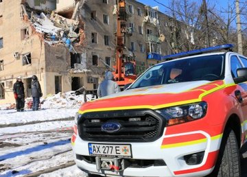 Харьковские спасатели ликвидируют пожары и разбирают завалы разрушенных зданий 