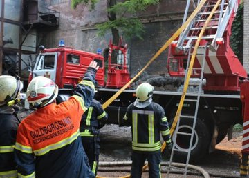 Харьковские спасатели потушили 20 пожаров, вызванных обстрелами