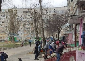 Харьковские волонтеры и коммунальщики разбирают завалы и вывозят мусор  Харьковские волонтеры и коммунальщики разбирают завалы и вывозят мусор