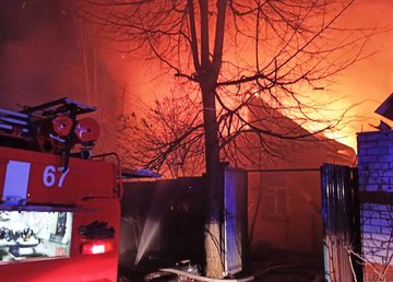 Харьковский район: на территории частного домовладения вспыхнул крупный пожар