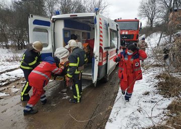 Харьковский район: спасатели оказали помощь больному, транспортировав его в автомобиль скорой помощи