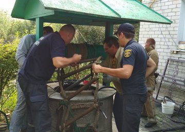 Харьковский район: спасатели оказали помощь мужчине, который упал в колодец Харьковский район: спасатели оказали помощь мужчине, который упал в колодец