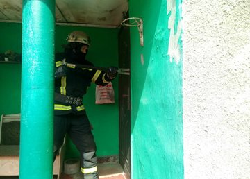 Харьковский район: спасатели помогли медикам войти в помещение больного Харьковский район: спасатели помогли медикам войти в помещение больного