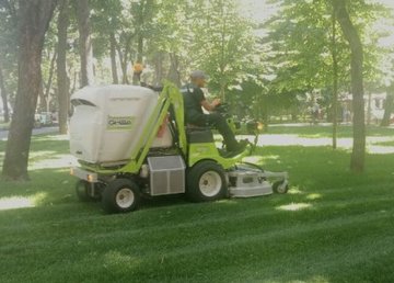 «Харьковзеленстрой» приобрел газонокосилки для сада Шевченко 